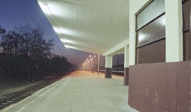 "Wiata na przystanku Warszawa Olszynka Grochowska", zdjęcie nocne, 1997. Fot. J. Szeliga
